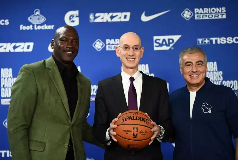 Michael Jordan, da proprietario degli Charlotte Hornets con il Commissioner NBA, Adam Silver, e il co-proprietario dei Milwaukee Bucks
