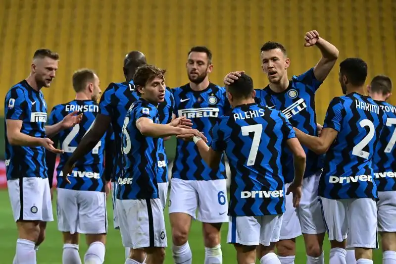 L'Inter sconfigge il Parma in trasferta per 2-1 nel posticipo del 25° turno di Serie A e allunga in classifica sul Milan, bloccato mercoledì sera dall'Udinese