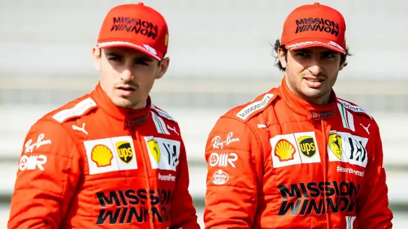 Ferrari, Carlos Sainz fa un’ammissione su Charles Leclerc