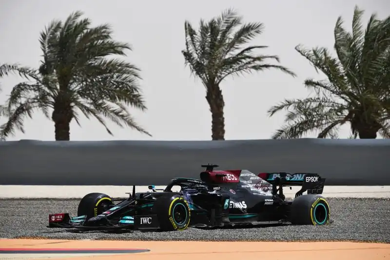 Il secondo dei tre giorni di test premondiale in Bahrain è stato da dimenticare per Lewis Hamilton