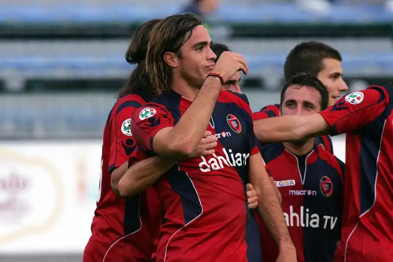 Il giocatore che in coabitazione con Gigi Riva detiene il record di maggior numero di gol consecutivi con la maglia del Cagliari è Alessandro Matri