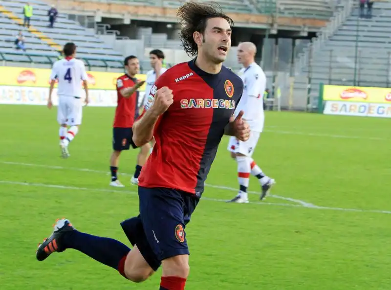 Il giocatore con più presenze nella storia del Cagliari è Daniele Conti, che vanta 434 gettoni