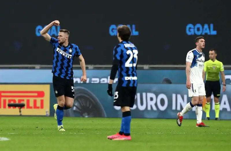 L'Inter batte per 1-0 l'Atalanta al Meazza nel posticipo della 26esima giornata. Un tiro nello specchio della porta e un gol per la squadra di Conte, che vola a +6 sul Milan e  a +10 sulla Juve.