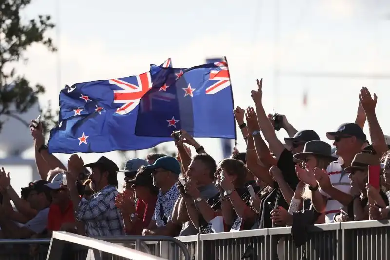 I tifosi di New Zealand sventolano le bandiere neozelandesi dopo il successo nella quarta regata