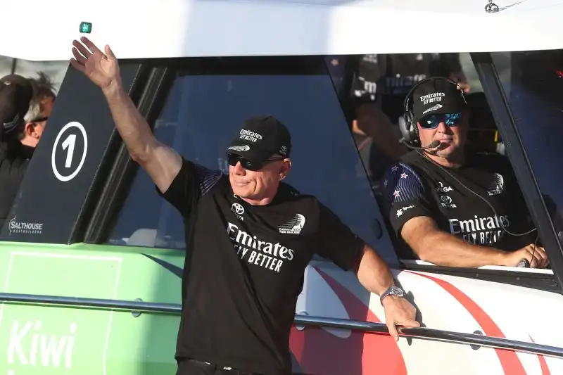 Il CEO di New Zealand Grant Dalton, saluta i tifosi dopo la vittoria del suo team nella regata 6