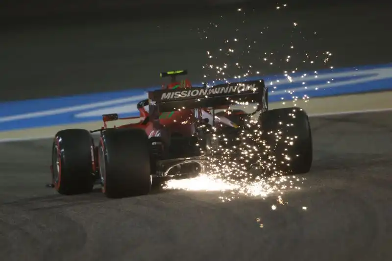 Finalmente sprazzi di vera Ferrari sul circuito del Sakhir, durante le qualifiche del Gran Premio del Bahrain di Formula 1.