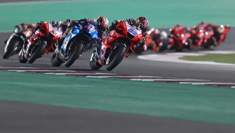 Gara tiratissima a Doha, decisa negli ultimi giri dopo un gran duello Yamaha-Ducati