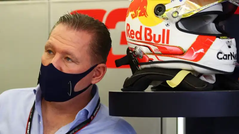 Il padre di Max Verstappen si scaglia contro Lewis Hamilton