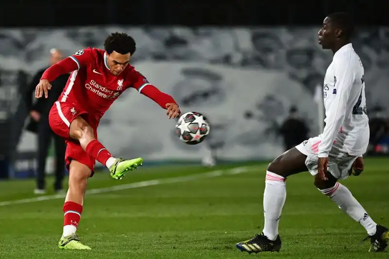Il primo spunto della partita è del Liverpool, con Alexander-Arnold che si propone a destra e cerca Salah, chiuso bene da Mendy