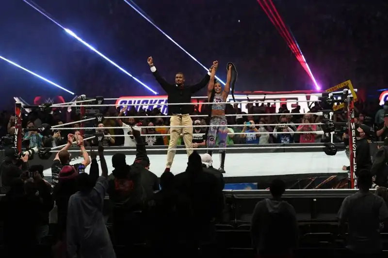 E spostata con il wrestler Montez Ford. Foto di Noesis WWE