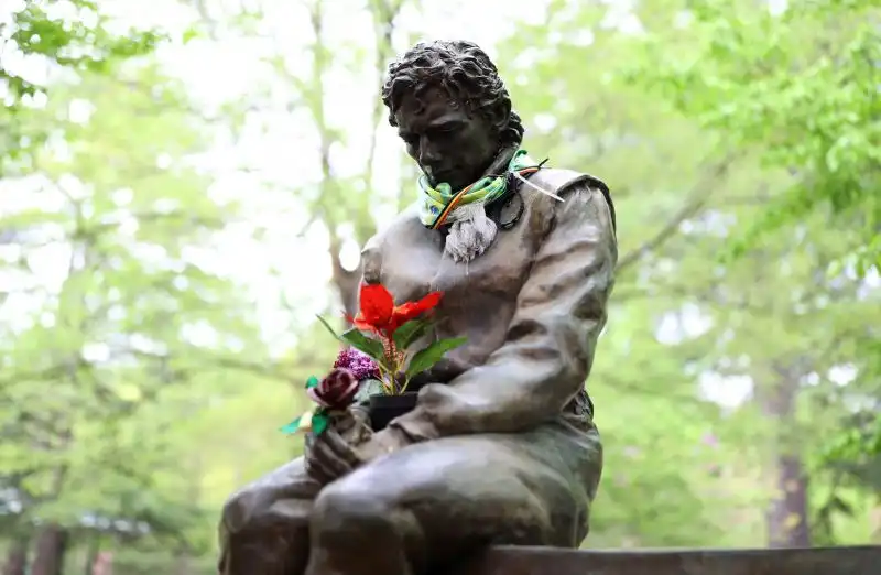 La statua mostra un Senna seduto e assorto nei suoi pensieri. Tra le mani e intorno al collo ha dei fiori freschi, per rendere sempre vivo il suo ricordo