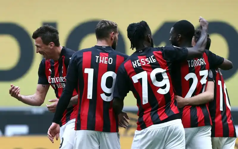 I rossoneri superano soffrendo il Genoa a San Siro: decidono Rebic e l'autorete della punta rossoblu Scamacca