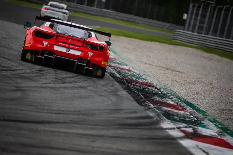 I due hanno avuto modo di sfrecciare con la Ferrari 488 Evo di Easy Race. Foto di Cristian Lovati