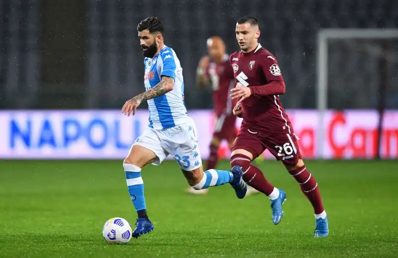 Il Napoli si è imposto per 2-0 a Torino nel primo posticipo della 33esima giornata di Serie A e resta pienamente in corsa per la qualificazione in Champions League