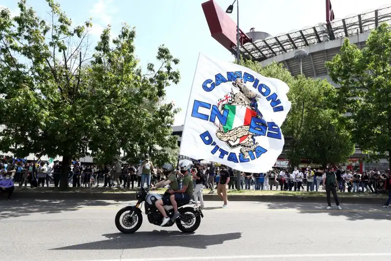 Grande festa a San Siro: migliaia di tifosi si sono ritrovati davanti allo stadio Meazza per celebrare la vittoria dello scudetto