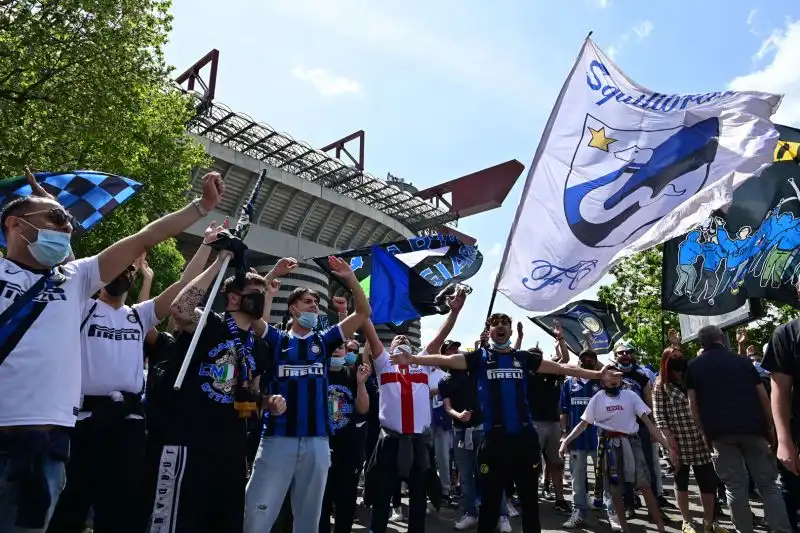 Delirio a San Siro: migliaia di tifosi si sono ritrovati davanti al Meazza per celebrare la squadra di Conte, campione d'Italia 2020/2021