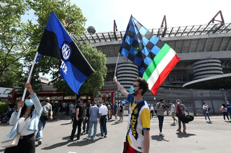 Bandiere nerazzurre, magliette celebrative della vittoria e i cori tradizionali di sfottò a Juventus e Milan hanno fatto da cornice ai festeggiamenti dei nerazzurri