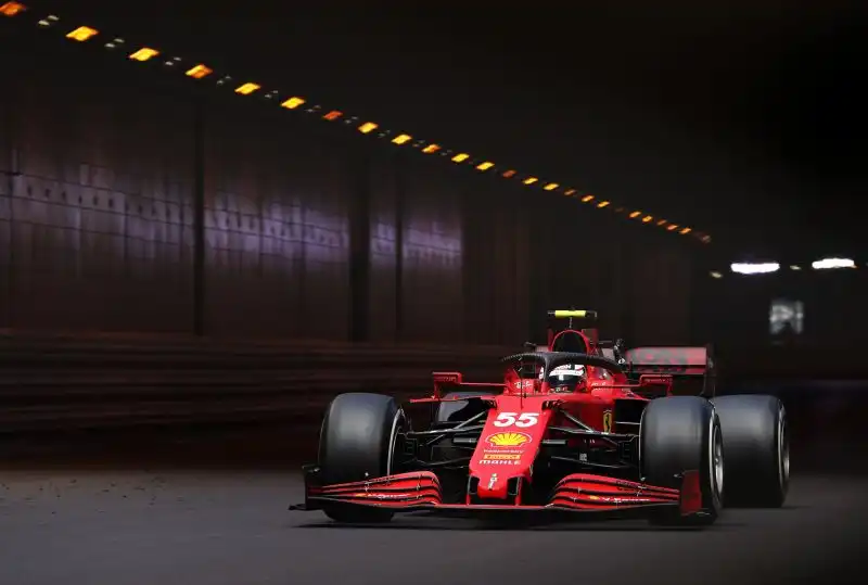 Ne ha approfittato l'altra Ferrari guidata da Carlos Sainz, secondo al traguardo