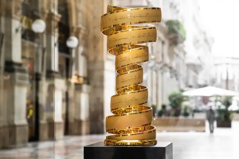 Il Trofeo Senza Fine del Giro d'Italia è esposto in Galleria Vittorio Emanuele a Milano: dal 1999 viene assegnato al vincitore della corsa rosa. Foto di Cristian Lovati