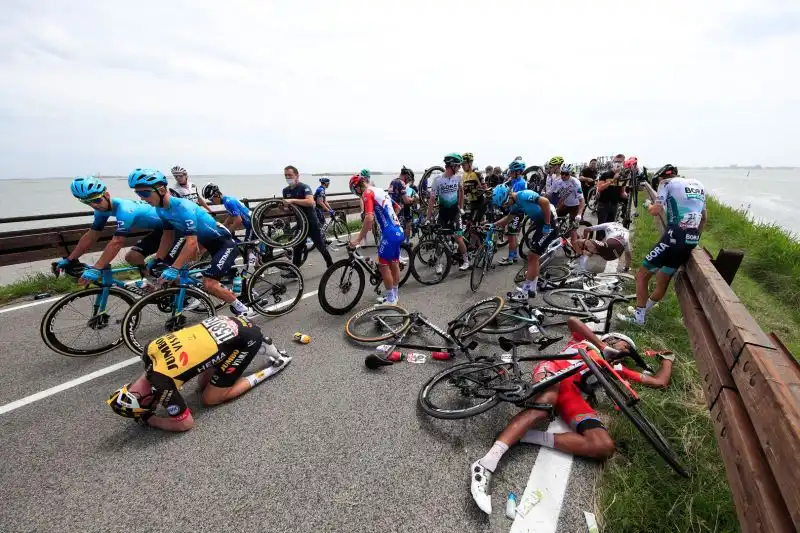Caos nei primi km della quindicesima tappa del Giro d'Italia, la Grado-Gorizia. A pochi minuti dalla partenza, la corsa è stata immediatamente sospesa a causa di una maxi caduta.  avvenuta a centro gruppo