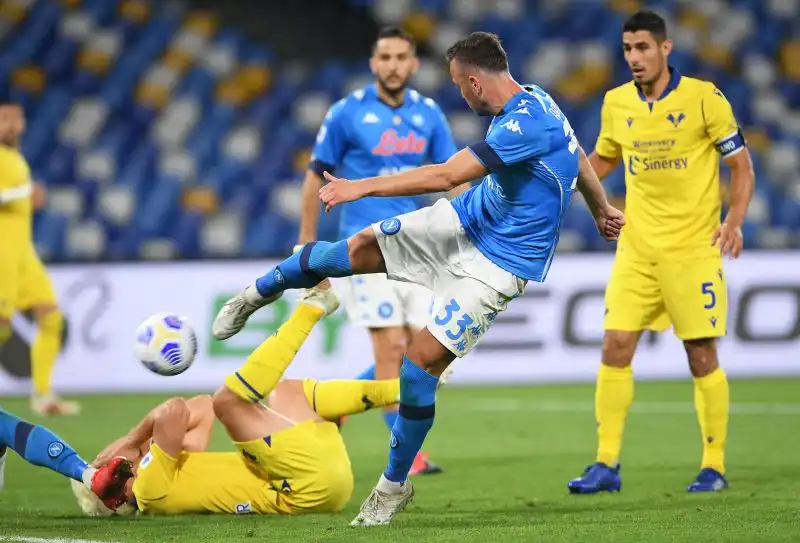 60', Napoli-Verona 1-0: Rrahmani. Possibile svolta al Maradona: gol dell'ex in mischia, in questo momento la Juventus torna fuori dalla Champions