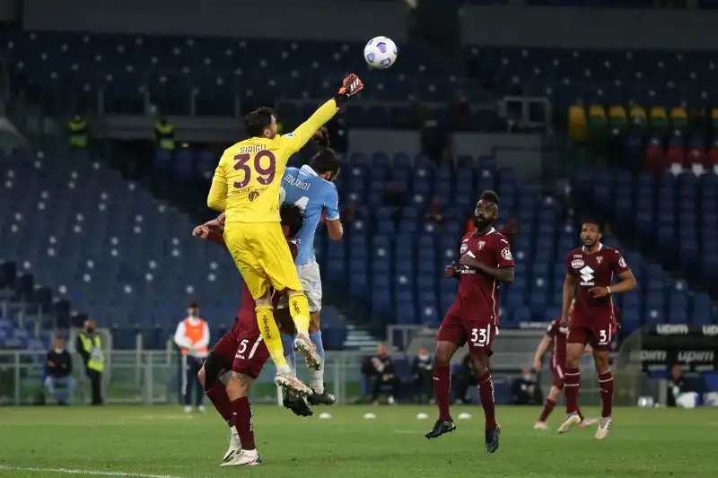 Il centravanti della squadra di casa, però, tira malissimo: Sirigu e il palo salvano il Torino