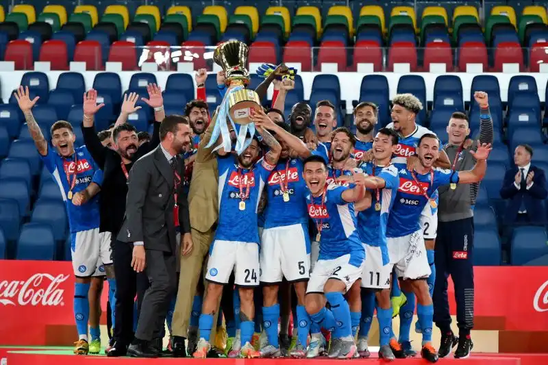 Con gli azzurri ottiene il suo primo trofeo da allenatore, la Coppa Italia, battendo ai rigori la Juventus per 4-2
