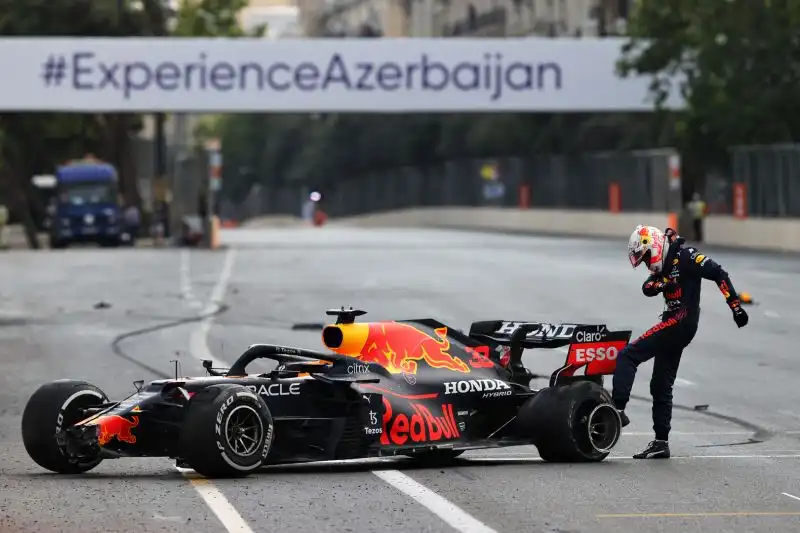 Max Verstappen disperato: il pilota olandese a causa della foratura di una gomma  si vede sfumare la vittoria nel Gp di Baku