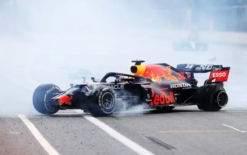 La beffa più amara per Max Verstappen: il pilota della Red Bull si è visto sfumare la vittoria a quattro giri dal termine del Gp di Baku