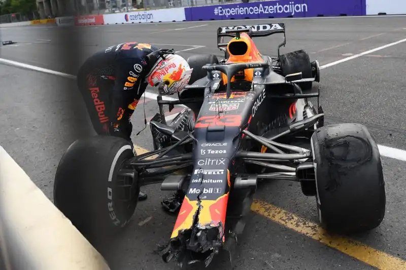 Verstappen, saldamente al comando della corsa, è finito contro i muretti del circuito azero a causa della foratura della gomma posteriore sinistra