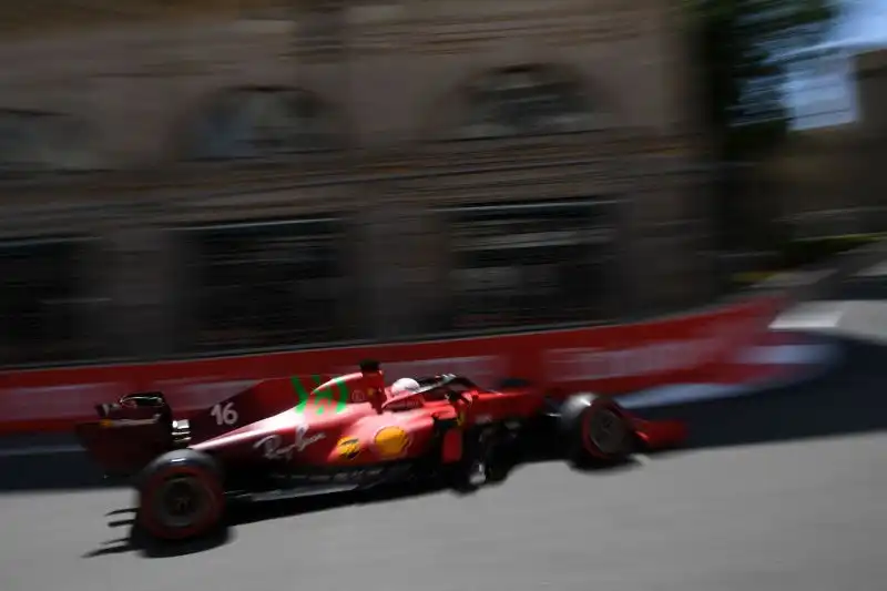 Leclerc è in prima fila con il pilota della Mercedes Lewis Hamilton