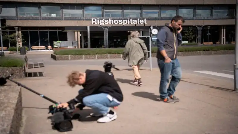 Giornalisti preoccupati in attesa davanti al Rigshospitalet di Copenhagen
