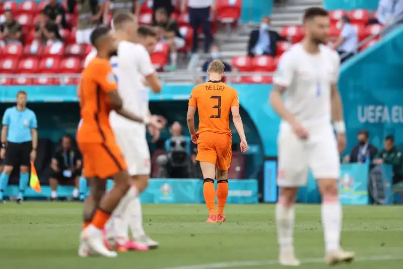 Il difensore della nazionale olandese si è fatto espellere al 10' del secondo tempo della gara con i cechi