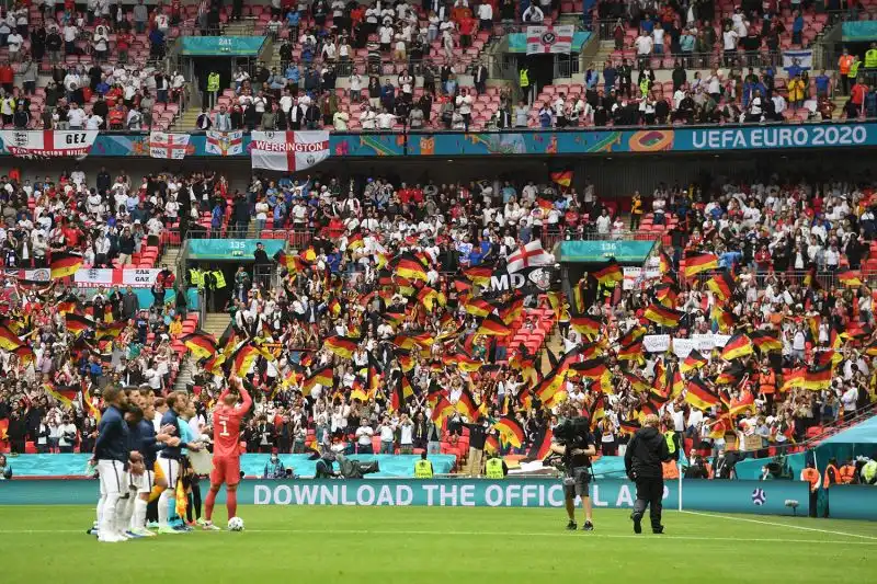Notevole però anche il colpo d'occhio dei tantissimi sostenitori tedeschi presenti a Wembley: da sottolineare i 'buu' dello stadio all'inno della Germania