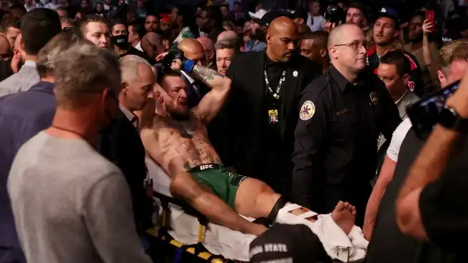 UFC: McGregor si rompe la tibia, vince Poirier