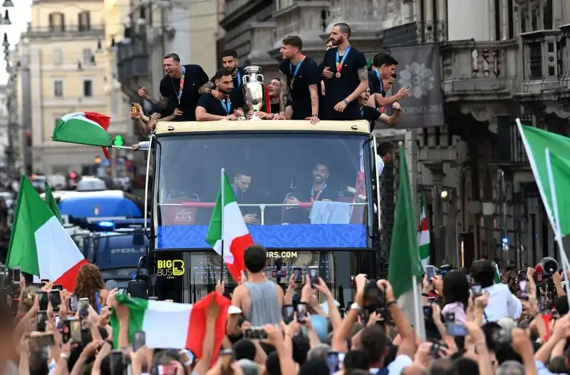 Gioia e festa a Roma per la Nazionale di Roberto Mancini, rientrata in Italia con il titolo di campione d'Europa