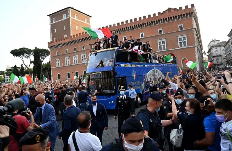 Gioia e festa a Roma per la Nazionale di Roberto Mancini, rientrata in Italia con il titolo di campione d'Europa. Dopo aver incontrato Mattarella e Draghi, gli Azzurri hanno percorso in parata le vie di Roma, tra due ali di folla