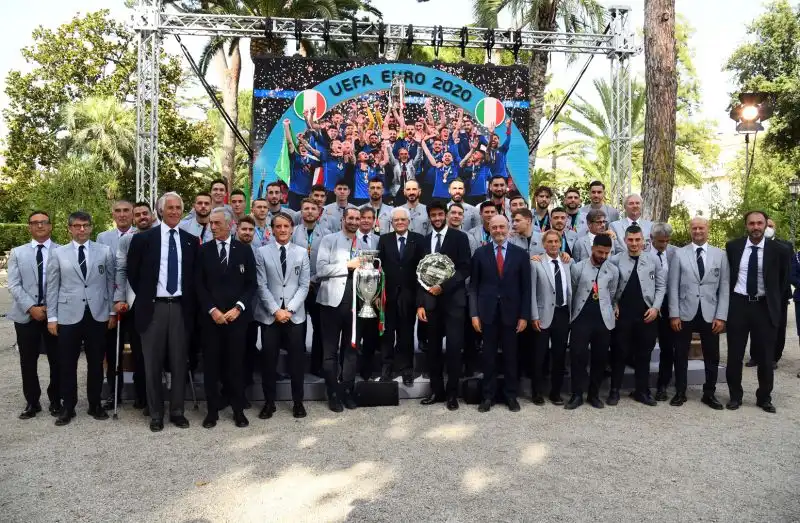 Dopo aver trascorso la mattinata in hotel, gli Azzurri sono stati ricevuti al Quirinale dal presidente della Repubblica Sergio Mattarella