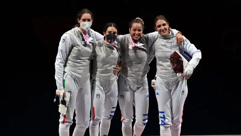 Diciannovesima medaglia per l'Italia, la decima di bronzo. Martina Batini, Erica Cipressa, Arianna Errigo e Alice Volpi l'hanno conquistata nella scherma (prova a squadre di fioretto)