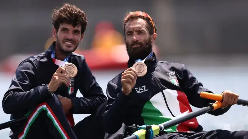 Sedicesima medaglia per l'Italia, la nona di bronzo. Stefano Oppo e Pietro Ruta si sono piazzati terzi nel canottaggio (doppio pesi leggeri)
