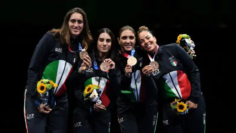 Diciannovesima medaglia per l'Italia, la decima di bronzo. Martina Batini, Erica Cipressa, Arianna Errigo e Alice Volpi l'hanno conquistata nella scherma (prova a squadre di fioretto)