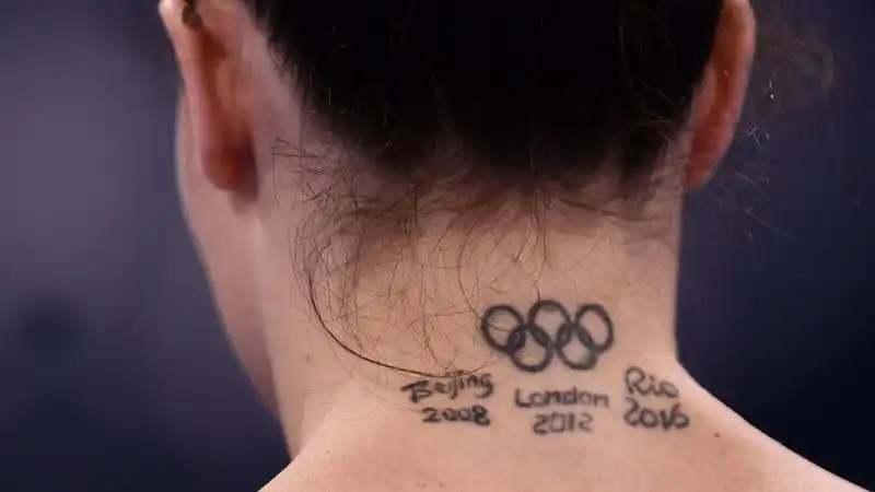 I Cinque Cerchi e le tre edizioni delle Olimpiadi a cui la ginnasta Vanessa Ferrari ha preso parte: probabilmente aggiungerà anche Tokyo 2020, la quarta, in cui ha vinto l'argento nel corpo libero