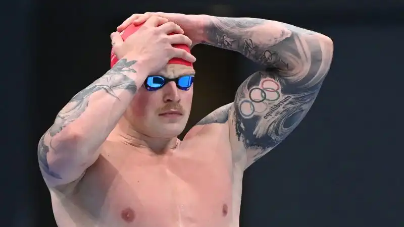 Il nuotatore inglese plurimedagliato Adam Peaty ha numerosi tatuaggi, tra i quali uno dedicato proprio alle Olimpiadi