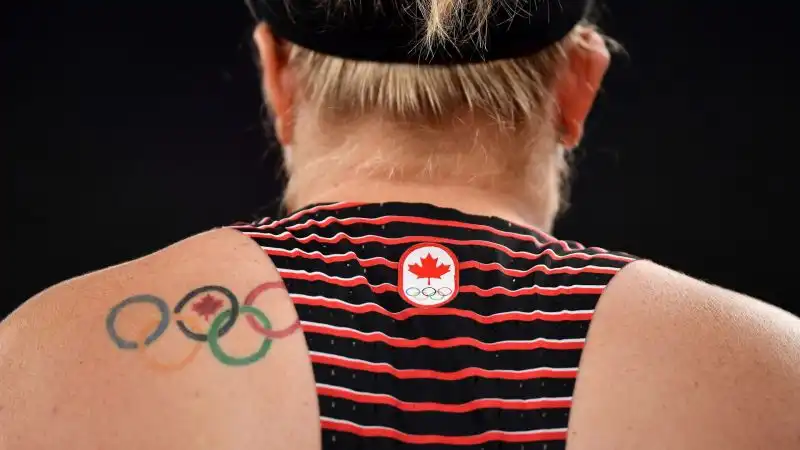 Doppio omaggio per la canadese Brittany Crew, che sulla spalla ha tatuato i Cinque Cerchi e la foglia d'acero della propria bandiera