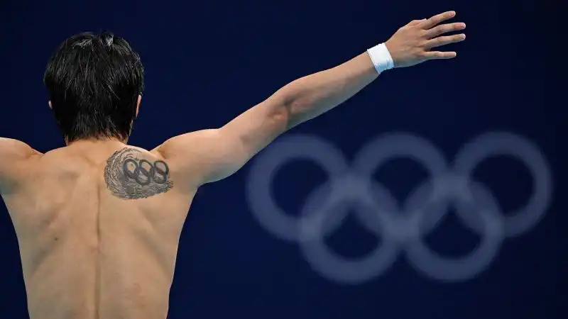 Il simbolo della rassegna olimpica e un'onda per il tuffatore sudcoreano Woo Haram