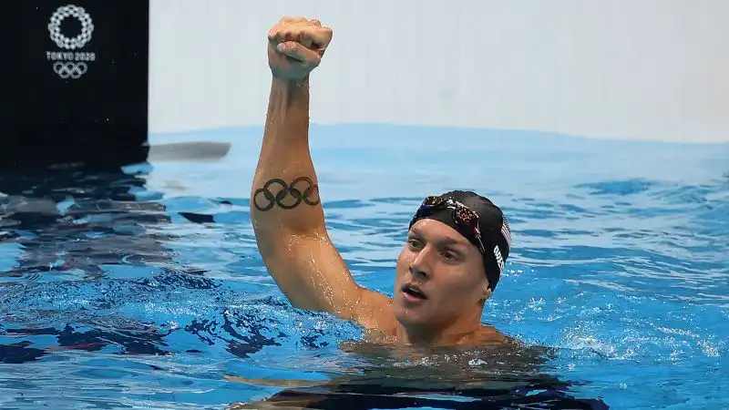 Anche il nuotatore statunitense Caeleb Dressel, vincitore di ben cinque medaglie d'oro a Tokyo 2020, ha tatuato sul proprio braccio il simbolo delle Olimpiadi