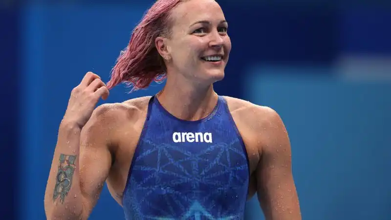 Cinque Cerchi sullo sfondo della bandiera svedese per la nuotatrice Sarah Sjoestroem, medaglia d'argento nei 50 m sl a Tokyo 2020