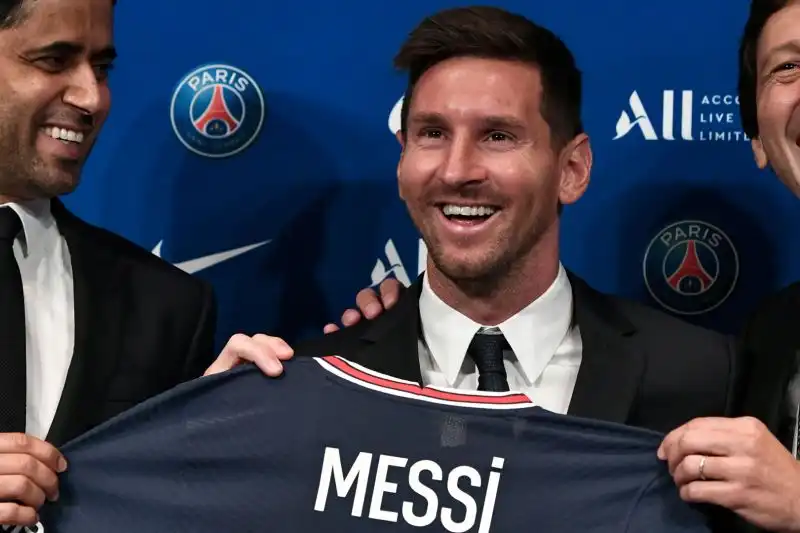 Lionel Messi è un giocatore del PSG: il giorno è giunto, e l'argentino per la prima volta ha posato con la sua nuova maglia