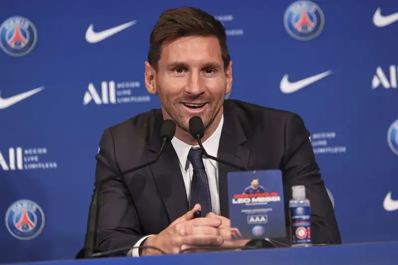 La conferenza stampa in cui Messi si è presentato, organizzata per le 11 di mercoledì 11 agosto, è coincisa con un'autentica festa a Parigi