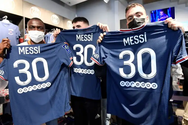 E le maglie numero 30 del PSG, con tanto di nome Messi sulle spalle, sono già ovunque a Parigi: strade, vetrine, negozi, locali pubblici